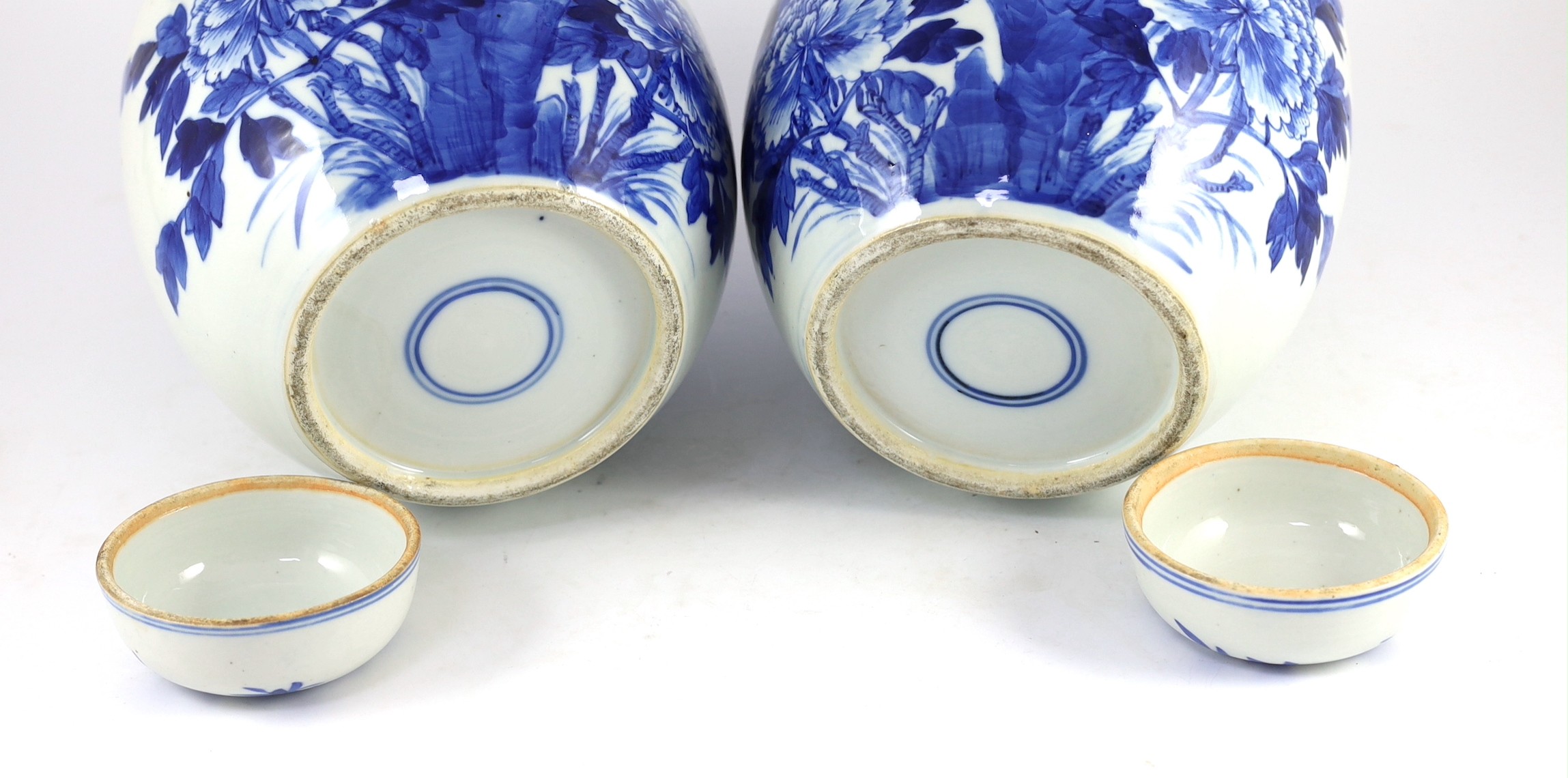 A pair of Chinese blue and white jars and covers, 19th century, 25cm high